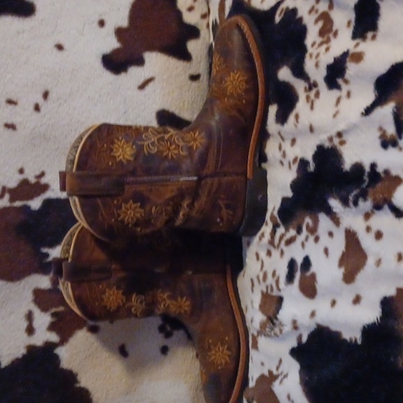 DAN POST, BROWN WITH YELLOW LOOKING DAISIES. KIDS SIZE 2.5. - Picture 2 of 9